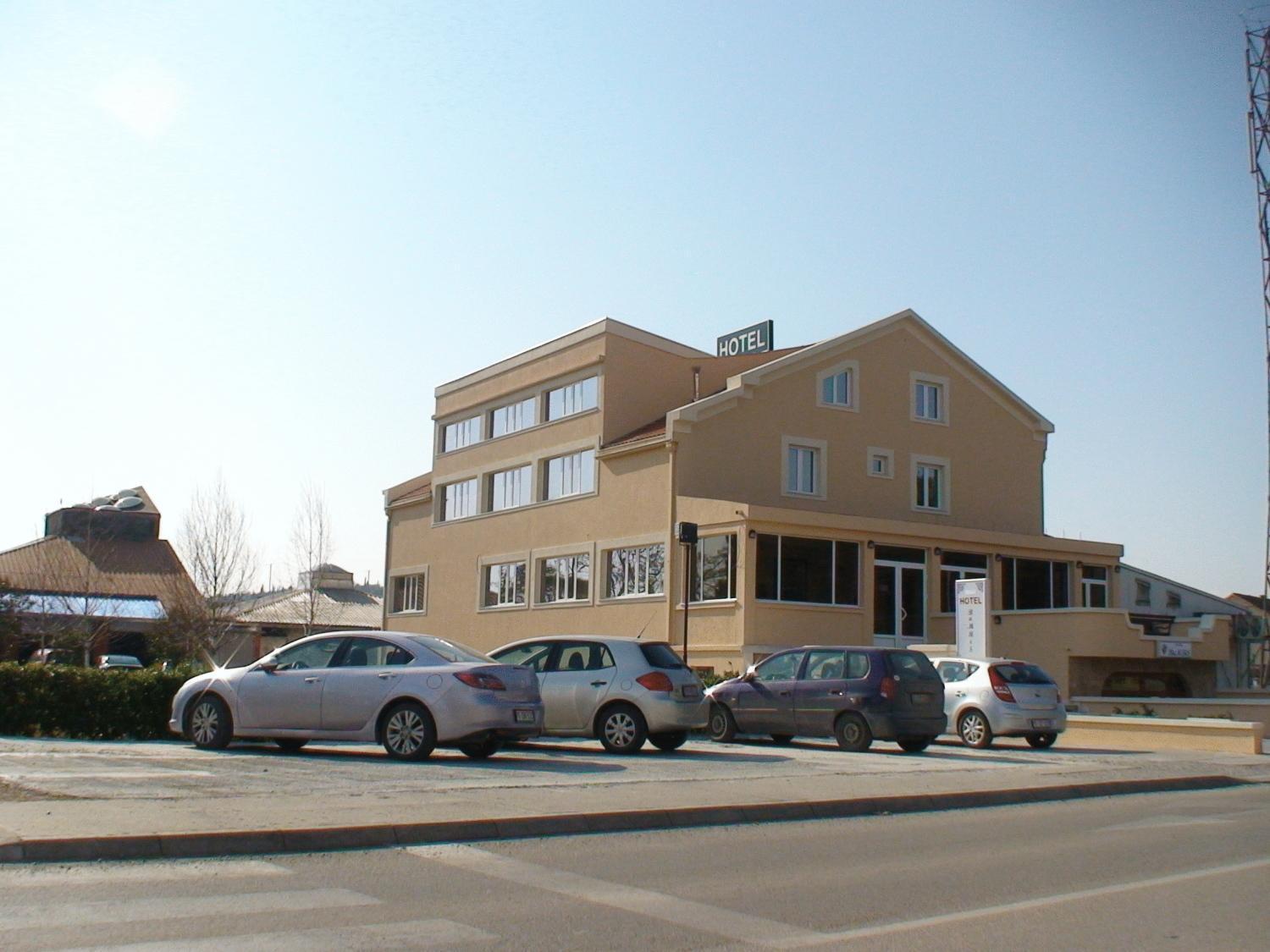 Mali Hotel Bambis Podgorica Extérieur photo