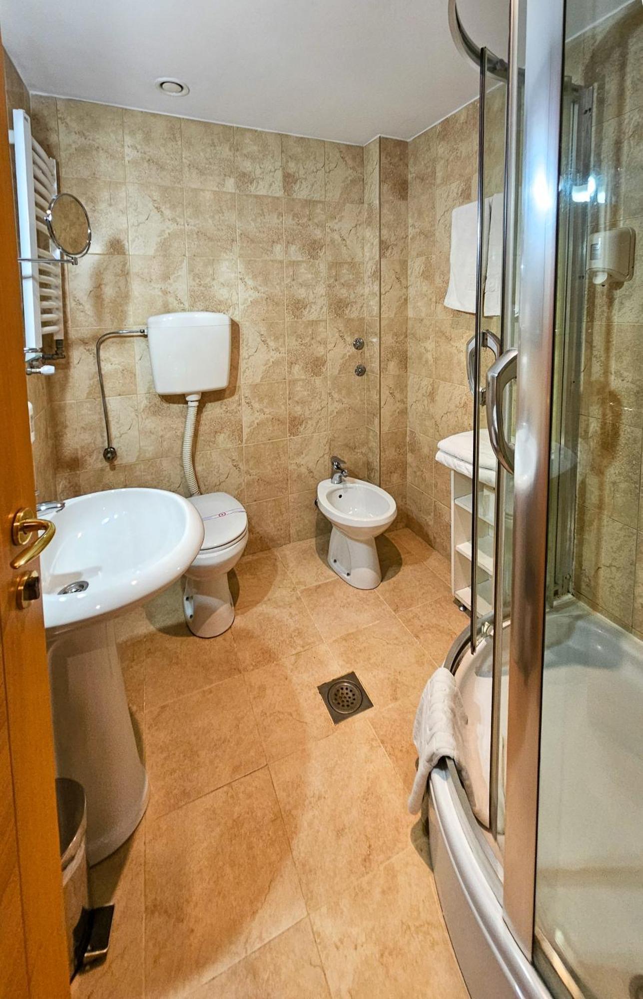 Mali Hotel Bambis Podgorica Extérieur photo