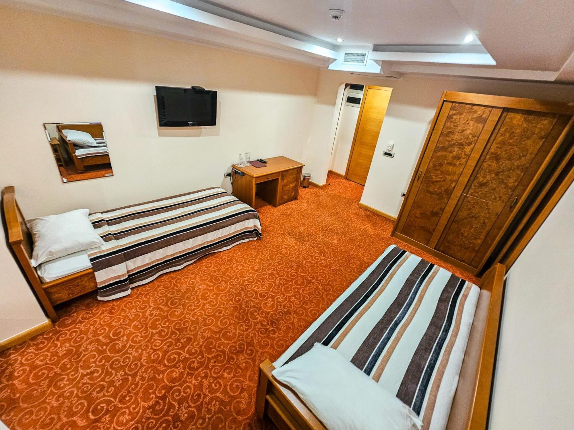 Mali Hotel Bambis Podgorica Extérieur photo