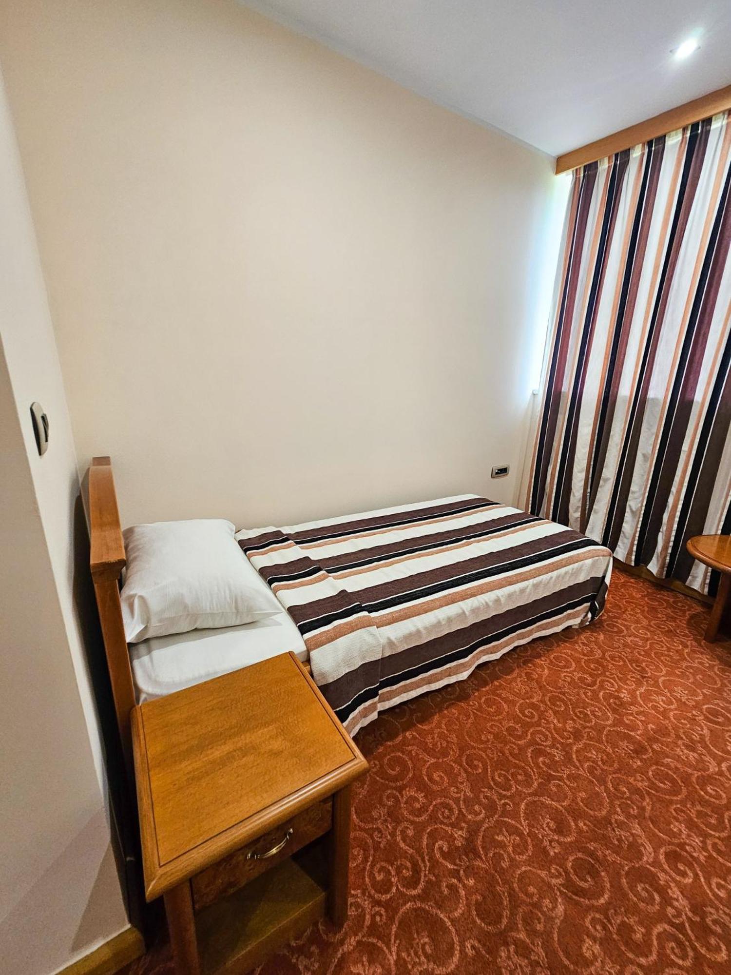Mali Hotel Bambis Podgorica Extérieur photo