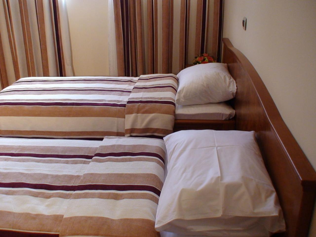 Mali Hotel Bambis Podgorica Extérieur photo