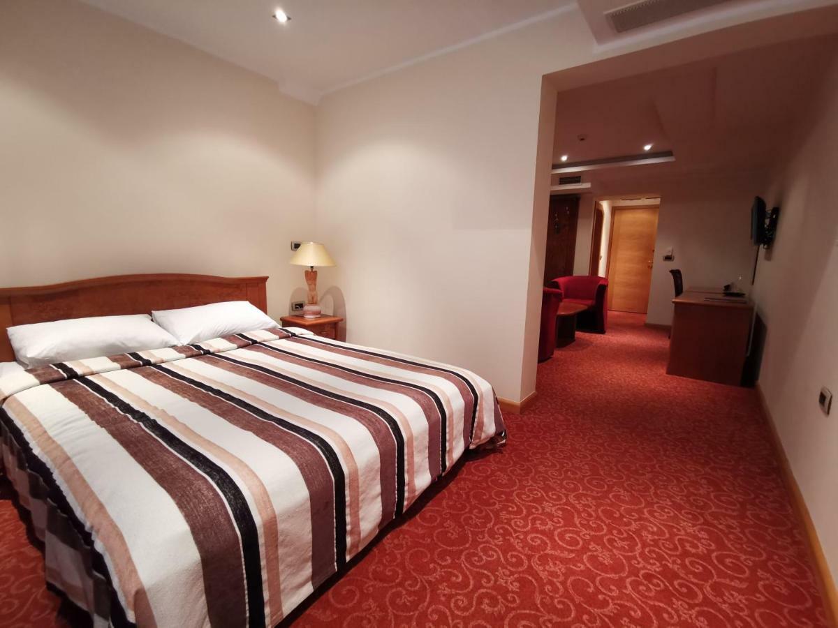 Mali Hotel Bambis Podgorica Extérieur photo
