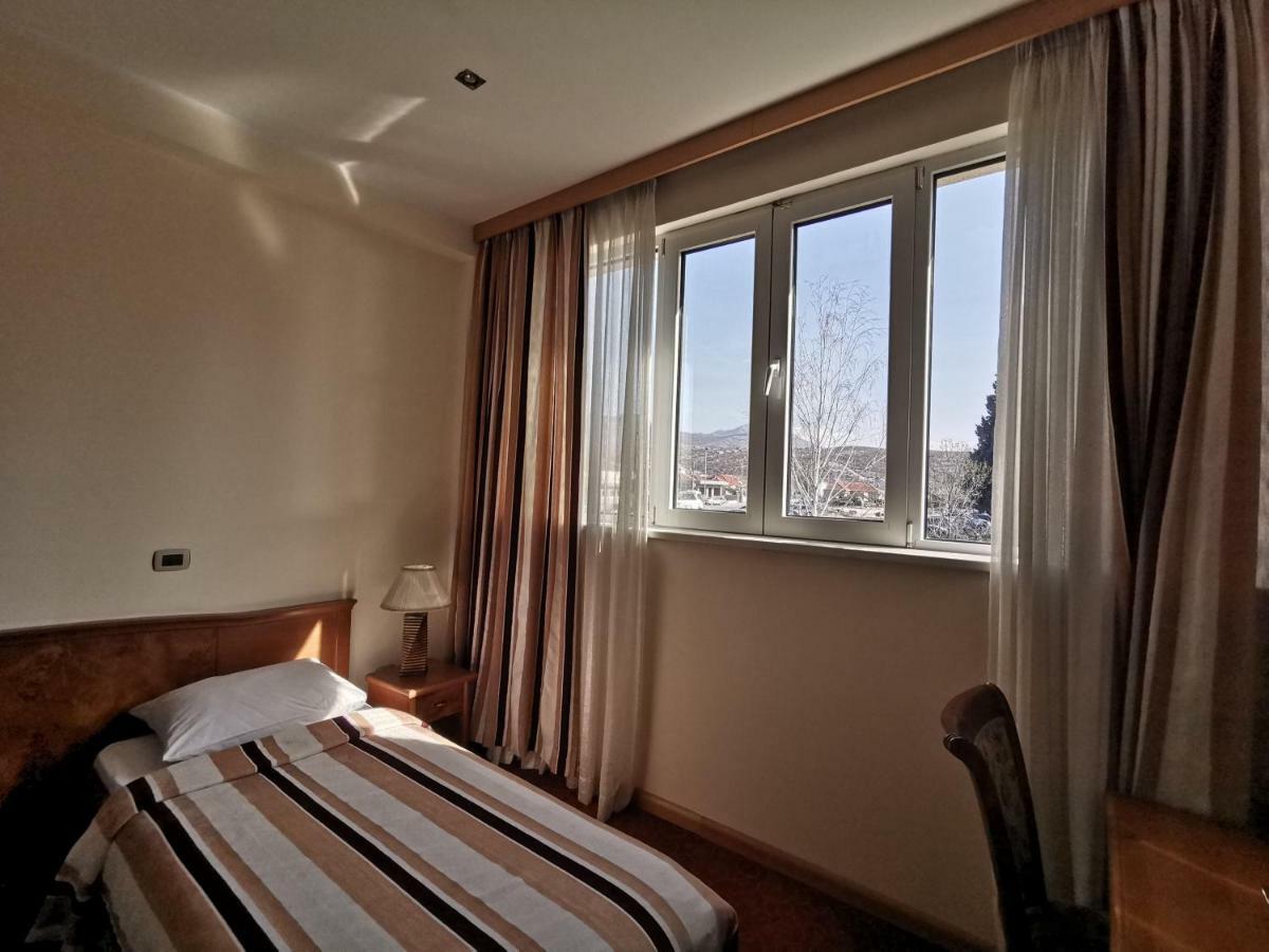 Mali Hotel Bambis Podgorica Extérieur photo