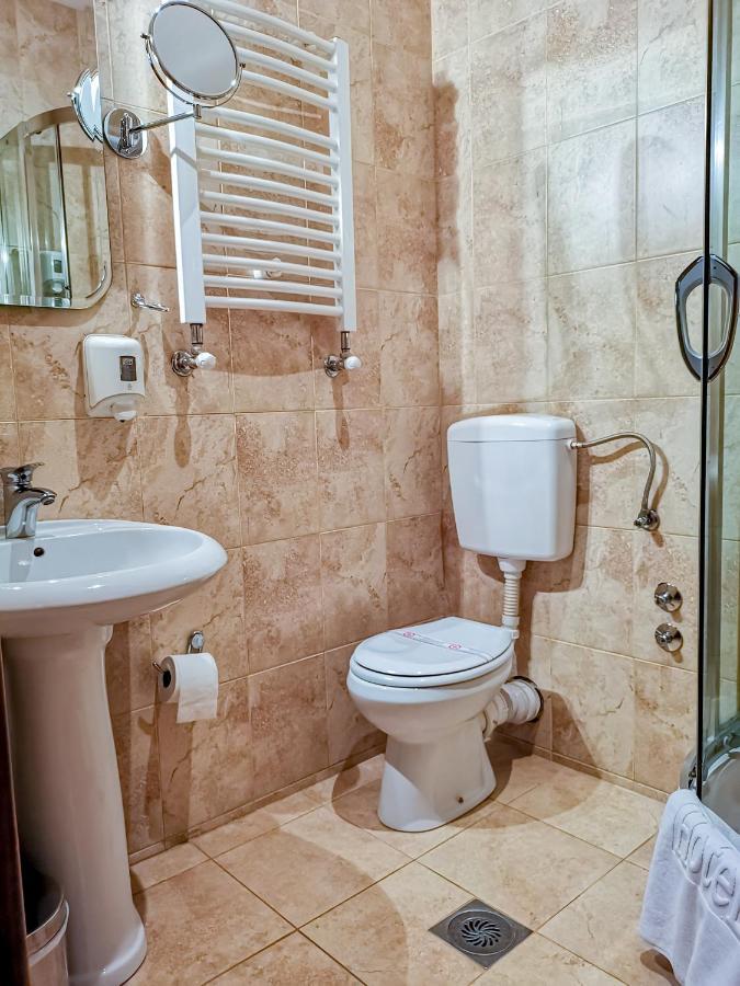 Mali Hotel Bambis Podgorica Extérieur photo